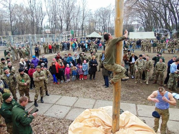 Как военные вместе с жителями Славянска Масленицу праздновали (Фото)