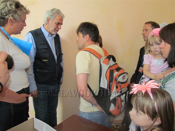 С жителями Славянска и переселенцами из зоны АТО встретился член европейской комиссии по вопросам гуманитарной помощи и управлению кризисами