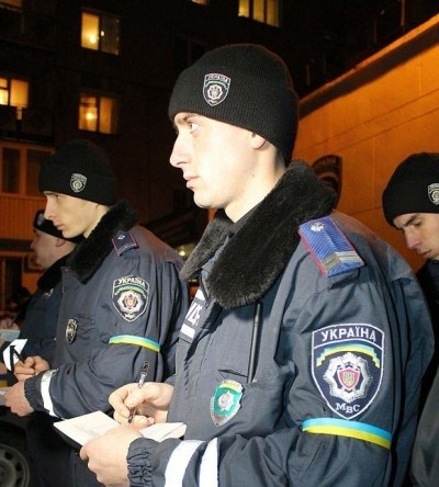 Сотрудники линейного отдела милиции на станции Славянск охраняют правопорядок с жёлто-голубыми лентами