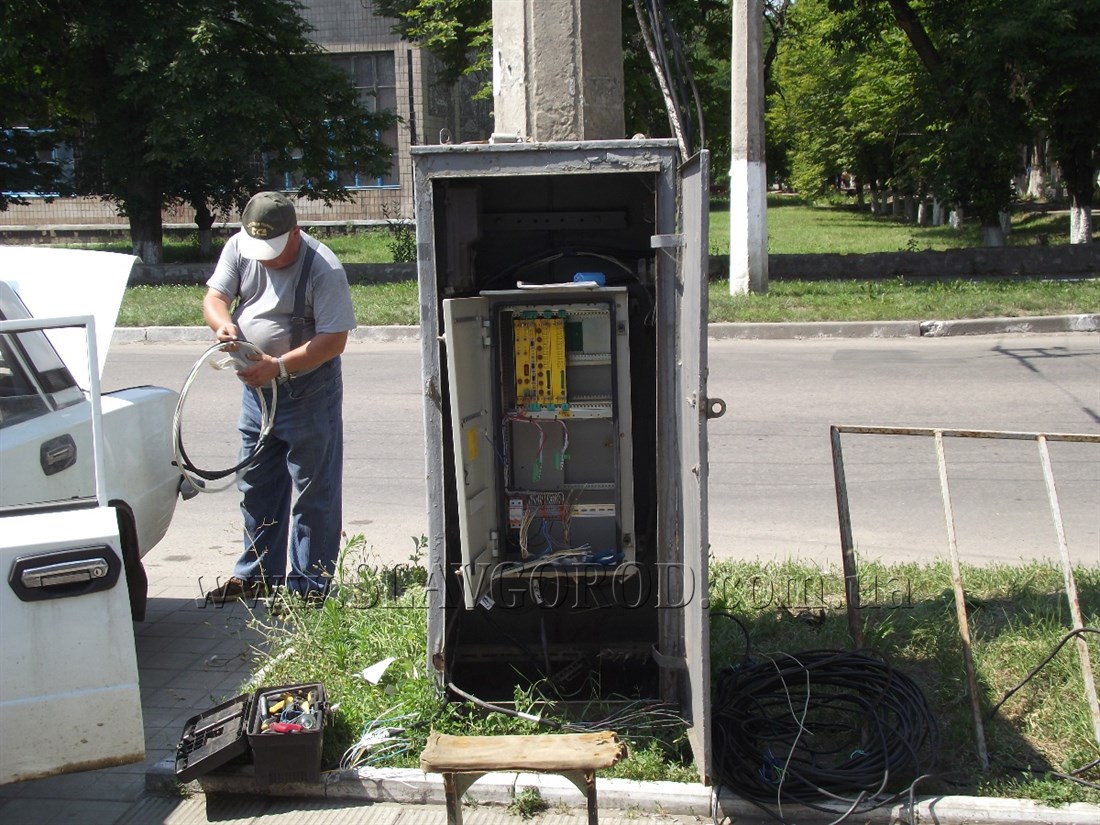 В Славянске на аварийном перекрестке заработал светофор - НОВОСТИ -  Slavgorod.com.ua